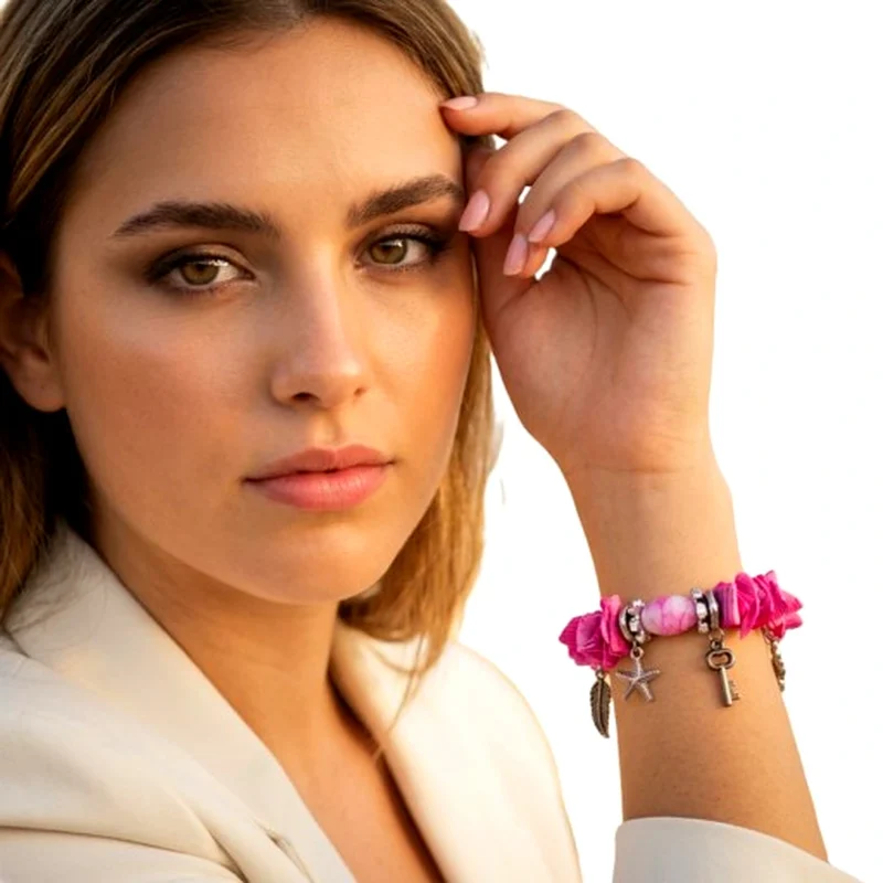 Pink vintage armbånd med charms, perler og vedhæng – håndplukket retro armbånd med nøgle, søstjerne og blomster fra kraemmershop.dk