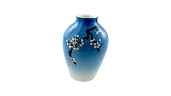 Vase med kirsebær blomster fra Bing og Grøndahl