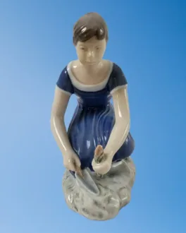 Havepige,der planter fra Bing og Grøndahl figur nr. 2356