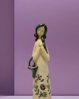 Vintage figur af en kvinde der bærer kurv til blomster