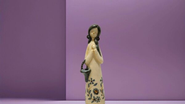 Vintage figur af en kvinde der bærer kurv til blomster