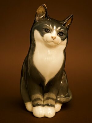Copilot_20251030_013631 Fræk grå kat Royal Copenhagen figur nr. 1803/115
