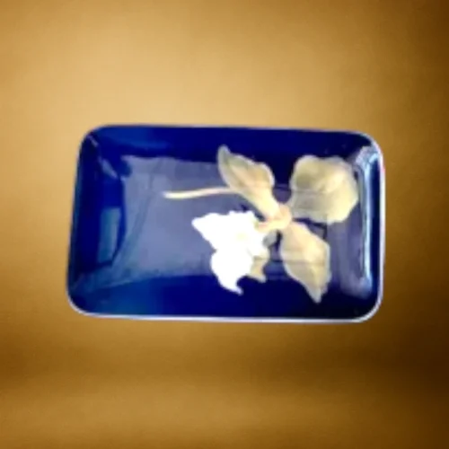 Firkantet-Blaa-skaal-med-blomster-ranke-