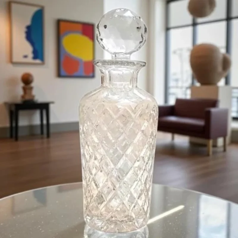 Karaffel af blykrystal der reflekterer farveprismer