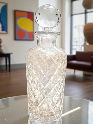 Karaffel af blykrystal der reflekterer farveprismer