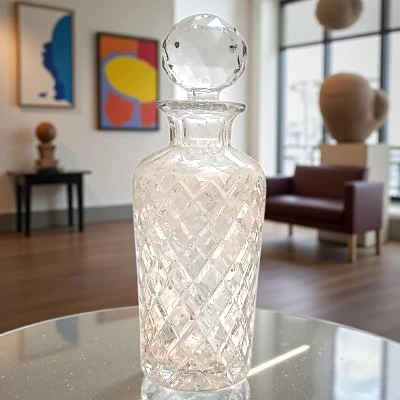 Karaffel af blykrystal der reflekterer farveprismer