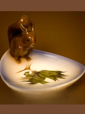 Sjælden skål med egern fra Royal/Copenhagen nr. 981