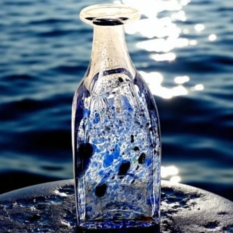 Smuk lille Kitaichi-glas flaske/vase med nistre – håndlavet japansk glasdesign med blå striber og nistre. Et elegant kunsthåndværk fra Kitaichi Glass i Otaru, perfekt som vase eller dekorativ flaske.