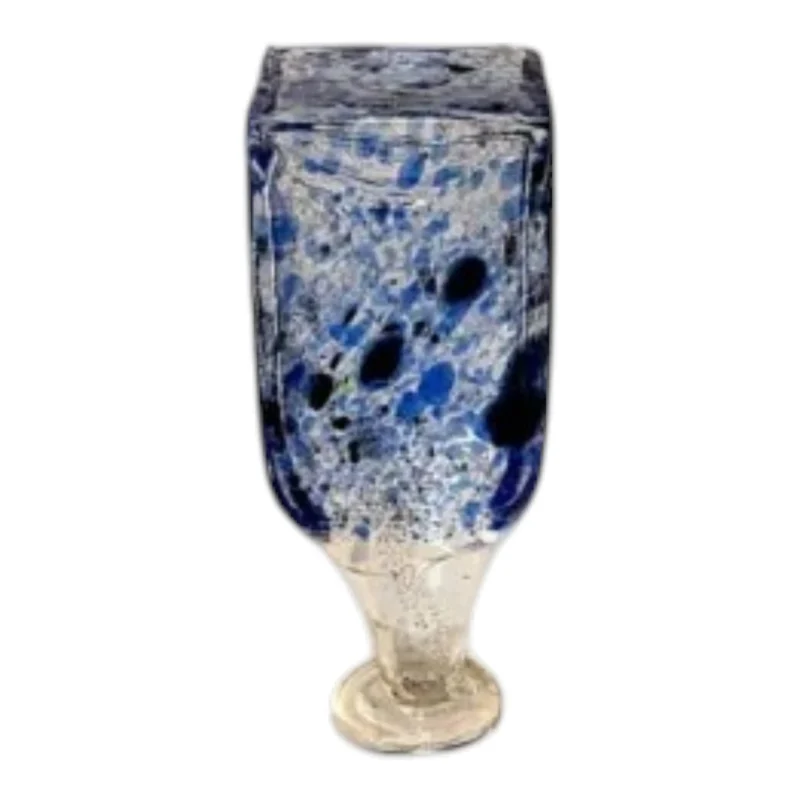 Smuk lille Kitaichi-glas flaske/vase med nistre – håndlavet japansk glasdesign med blå striber og nistre. Et elegant kunsthåndværk fra Kitaichi Glass i Otaru, perfekt som vase eller dekorativ flaske.-bund