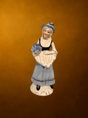 Skulptur forestiller en dame i porcelæn med alt 19 cm.