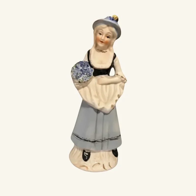 Skulptur forestiller en dame i porcelæn med alt 19 cm.