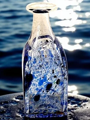 Smuk lille Kitaichi-glas flaske/vase med nistre – håndlavet japansk glasdesign med blå striber og nistre. Et elegant kunsthåndværk fra Kitaichi Glass i Otaru, perfekt som vase eller dekorativ flaske.