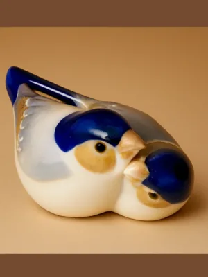 Royal Copenhagen figur nr. 1505 – Blåmejse i naturtro porcelænsdesign, ca. 10 x 4 cm. Designet af Peter Herold i 1913. Et charmerende samlerobjekt med håndmalet underglasur og klassisk dansk dyrefigurkunst