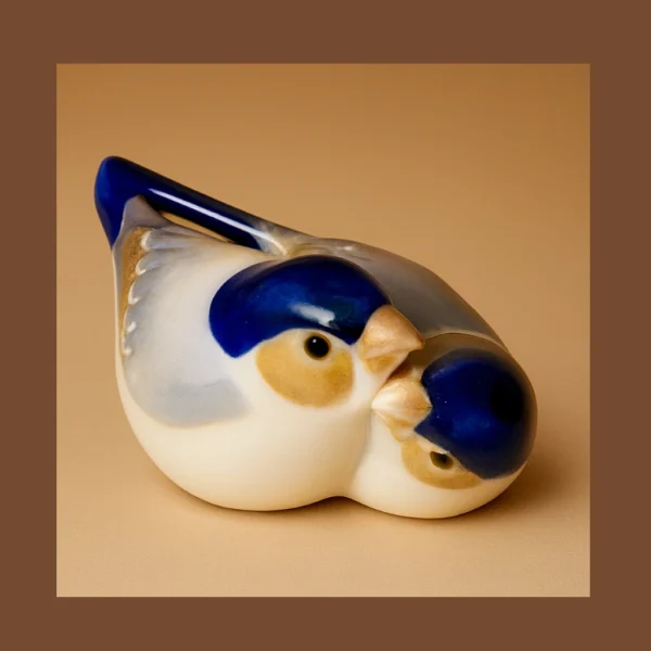 Royal Copenhagen figur nr. 1505 – Blåmejse i naturtro porcelænsdesign, ca. 10 x 4 cm. Designet af Peter Herold i 1913. Et charmerende samlerobjekt med håndmalet underglasur og klassisk dansk dyrefigurkunst