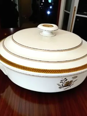 Liselund- Lille terrin nr.947/9575 med gulddekoration.