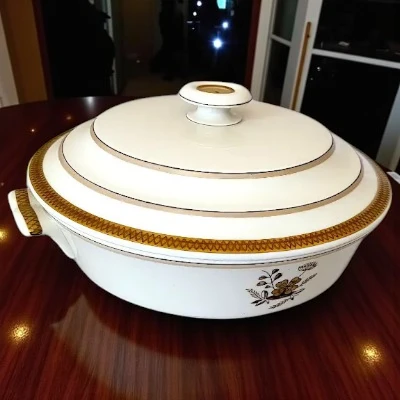 Liselund- Lille terrin nr.947/9575 med gulddekoration.