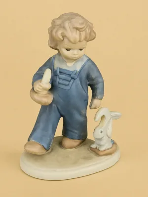 Lille dreng i nattøj med stearinlys og træklegetøj