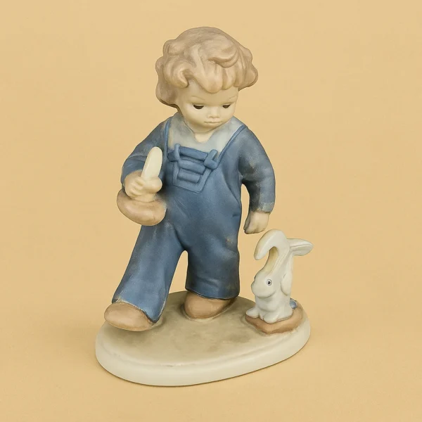 Lille dreng i nattøj med stearinlys og træklegetøj