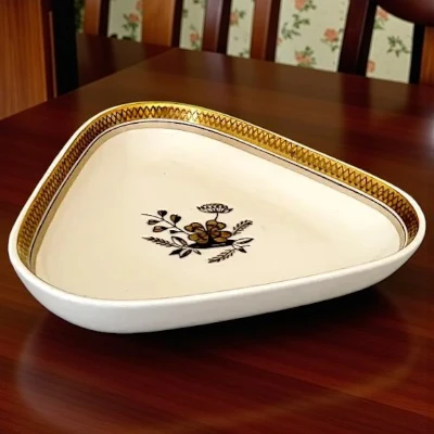 Royal Copenhagen trekantet serveringsfad-Photoroom (1) Royal Copenhagen trekantet serveringsfad. Antik 1940’erne Liselund