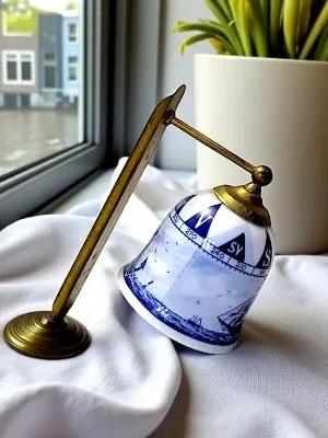 Skibsklokker med forskellige motiver af Vinholt