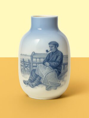Royal Copenhagen Vase med Fiskermotiv – Håndmalet Elegance