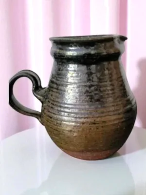 smuk håndlavet kande-i-keramik-brun-salt-glasur