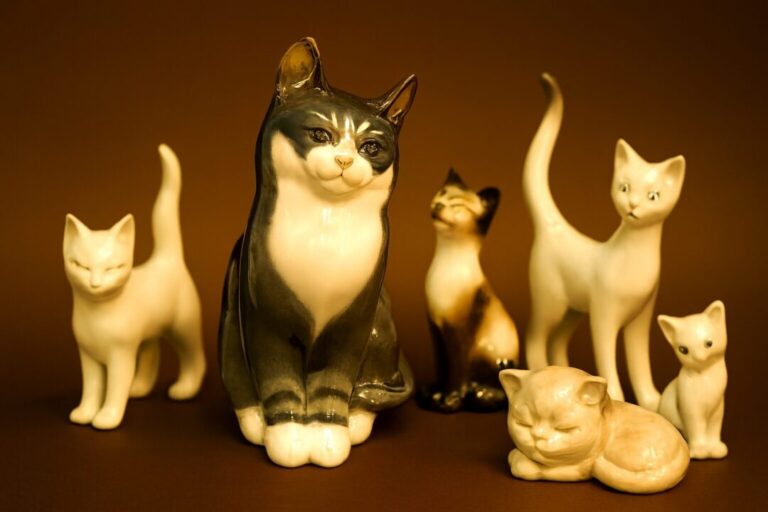 Cower billede af katte figurer