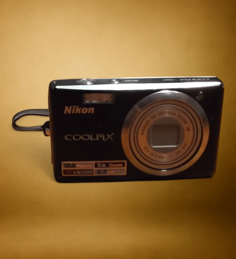 alt="Nikon Coolpix S560 digitalkamera med 5x zoom"