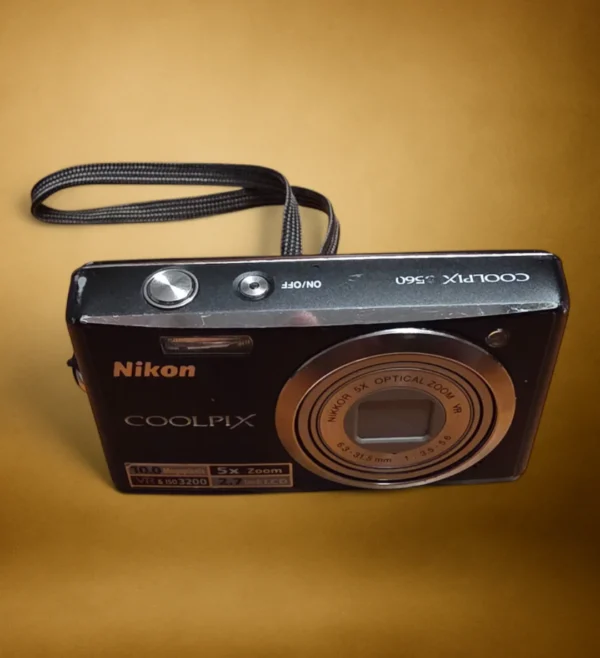 alt="Nikon Coolpix S560 digitalkamera kompakt model"