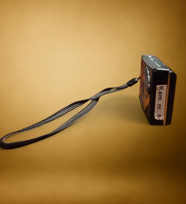 alt="Nikon Coolpix S560 digitalkamera set fra siden"