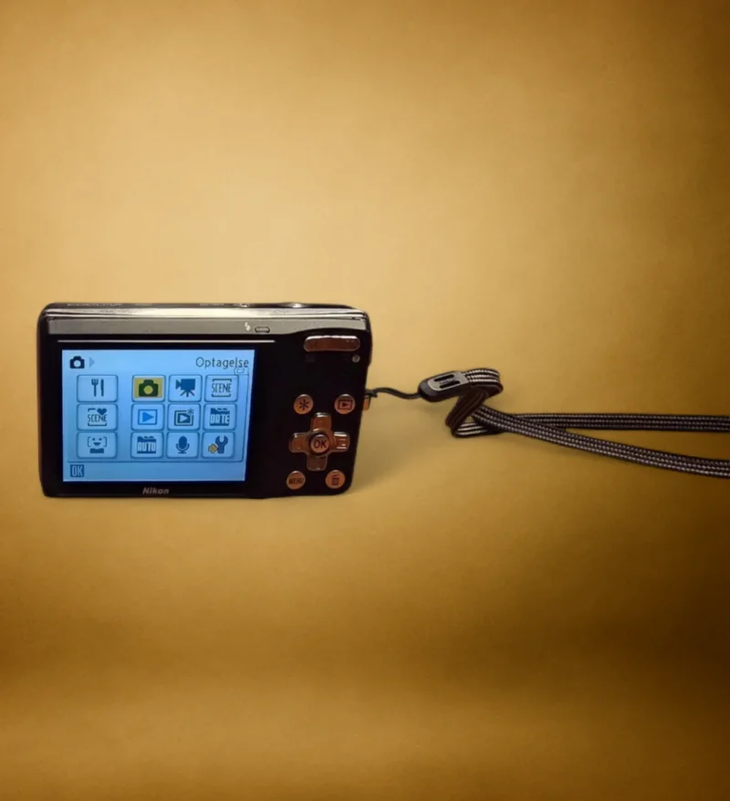 alt="Nikon Coolpix S560 digitalkamera bagpå med LCD skærm"