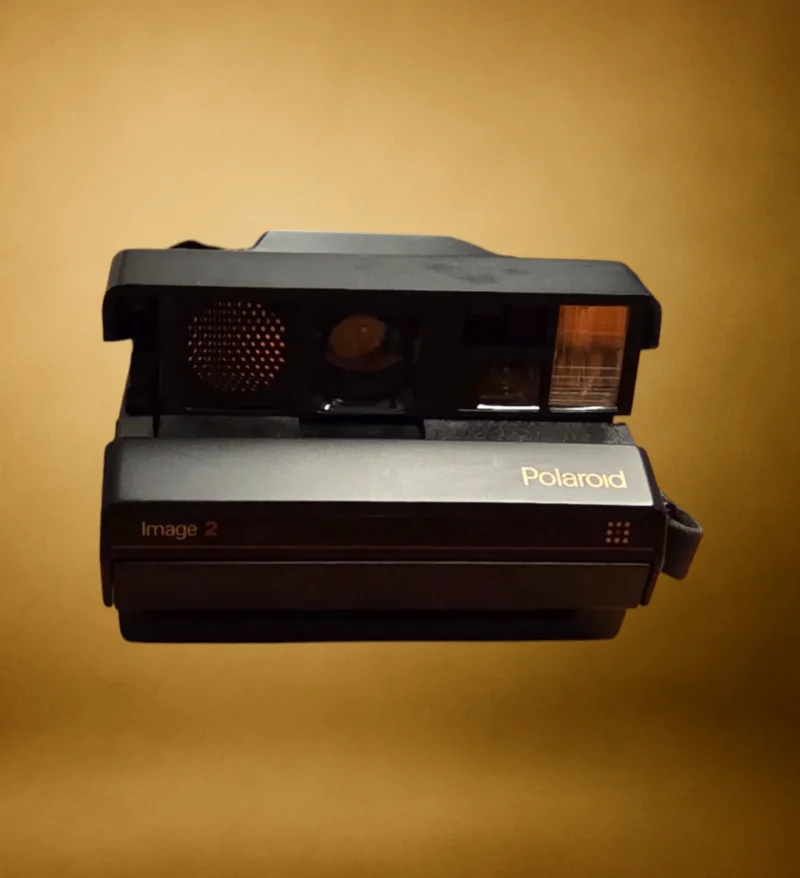 Frontvisning af Polaroid Image 2 instantkamera fra Spectra-serien – retro design med bredformat objektiv og indbygget blitz.