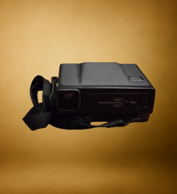 Detaljebillede af kontrolpanel og lukkerknap på Polaroid Image 2 – brugervenligt layout fra 1980’erne.