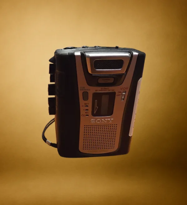 20251124_202730 “Sony digital diktafon med indbygget mikrofon og kompakt model til lydoptagelse og interviews.”