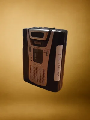 “Sony digital diktafon med indbygget mikrofon og kompakt model til lydoptagelse og interviews.”