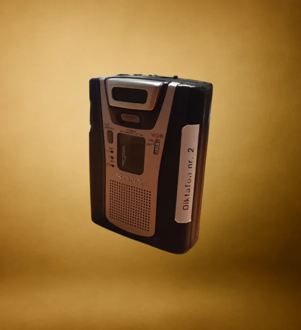 20251124_202745 “Sony digital diktafon med indbygget mikrofon og kompakt model til lydoptagelse og interviews.”