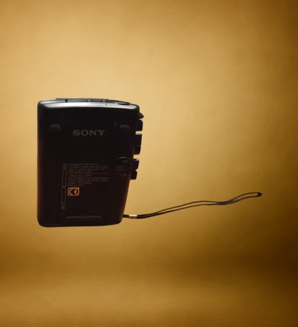 20251124_202759 Detaljebillede af Sony diktafon – klassisk model med perforeret mikrofonfelt og ergonomisk knaplayout.