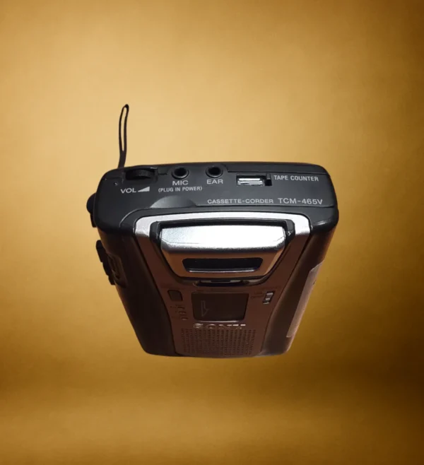 20251124_202835 Sony diktafon i brug – enkel håndholdt optager til møder, interviews og noter.