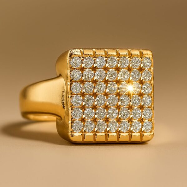 Guldbelagt geometrisk ring med moderne design