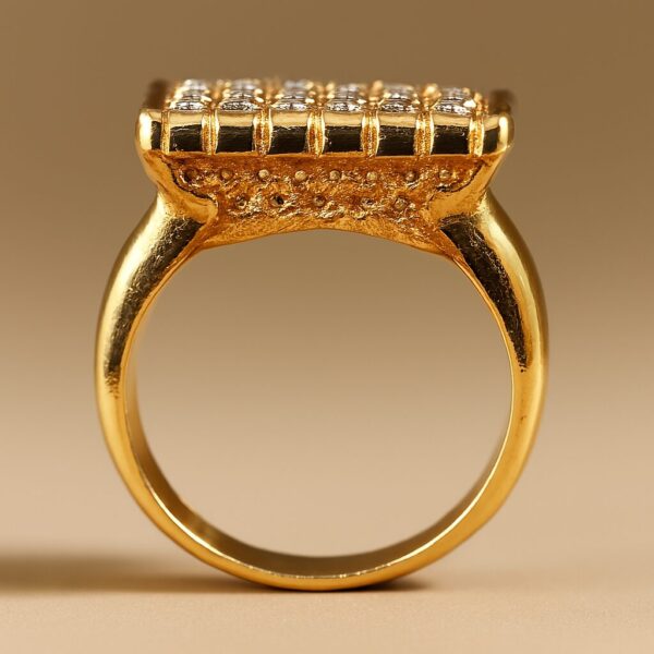 Guldbelagt geometrisk ring med moderne design