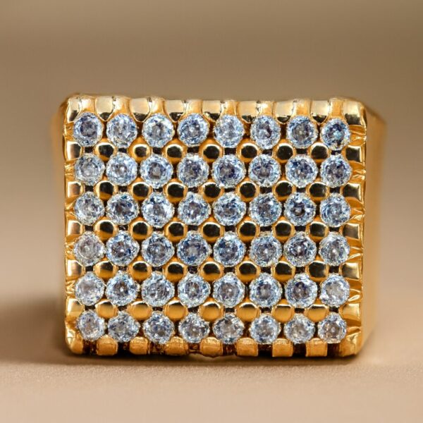 Guldbelagt geometrisk ring med moderne design