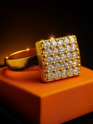 Guldbelagt geometrisk ring med moderne design