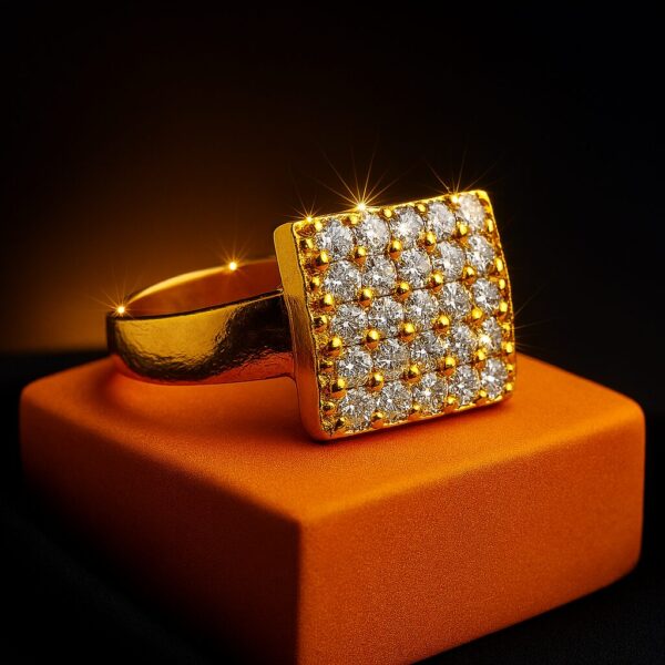 Guldbelagt geometrisk ring med moderne design