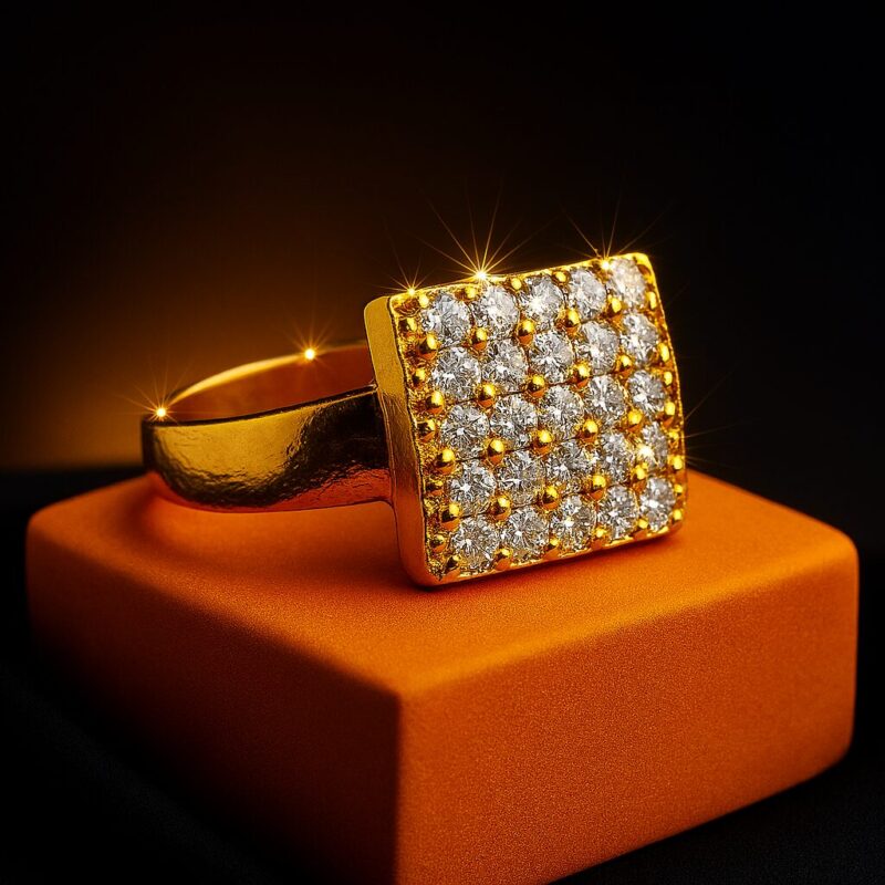 Guldbelagt geometrisk ring med moderne design