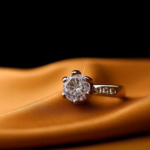 Copilot_20251106_024202 Guldbelagt ring med klar zirkonsten