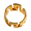 Guldbelagt geometrisk ring med moderne design