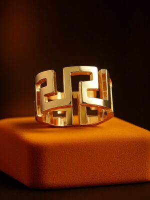 Guldbelagt geometrisk ring med moderne design