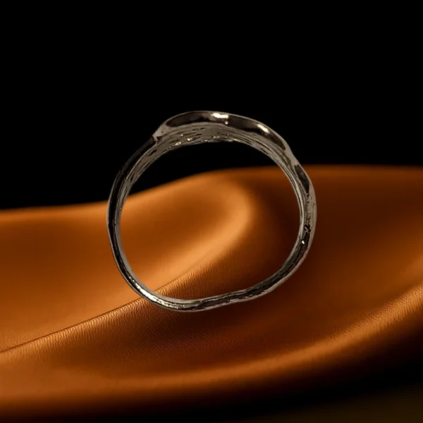 Moderne sølvring med kunstnerisk design