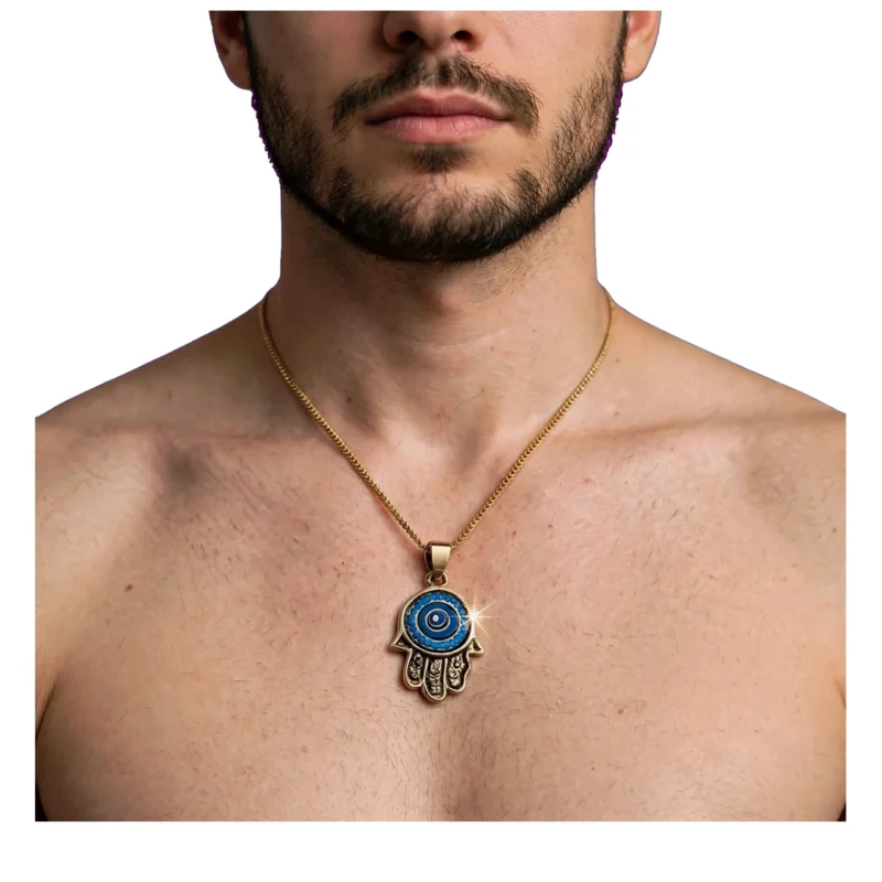 Mand med Hamsa-halskæde med blå øje-symbol