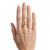 Guldbelagt geometrisk ring med moderne design